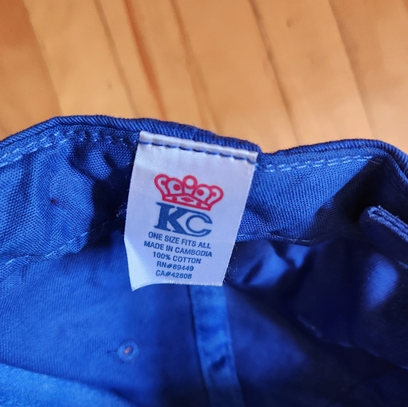 Variety of baseball caps - Picture 3 of 11